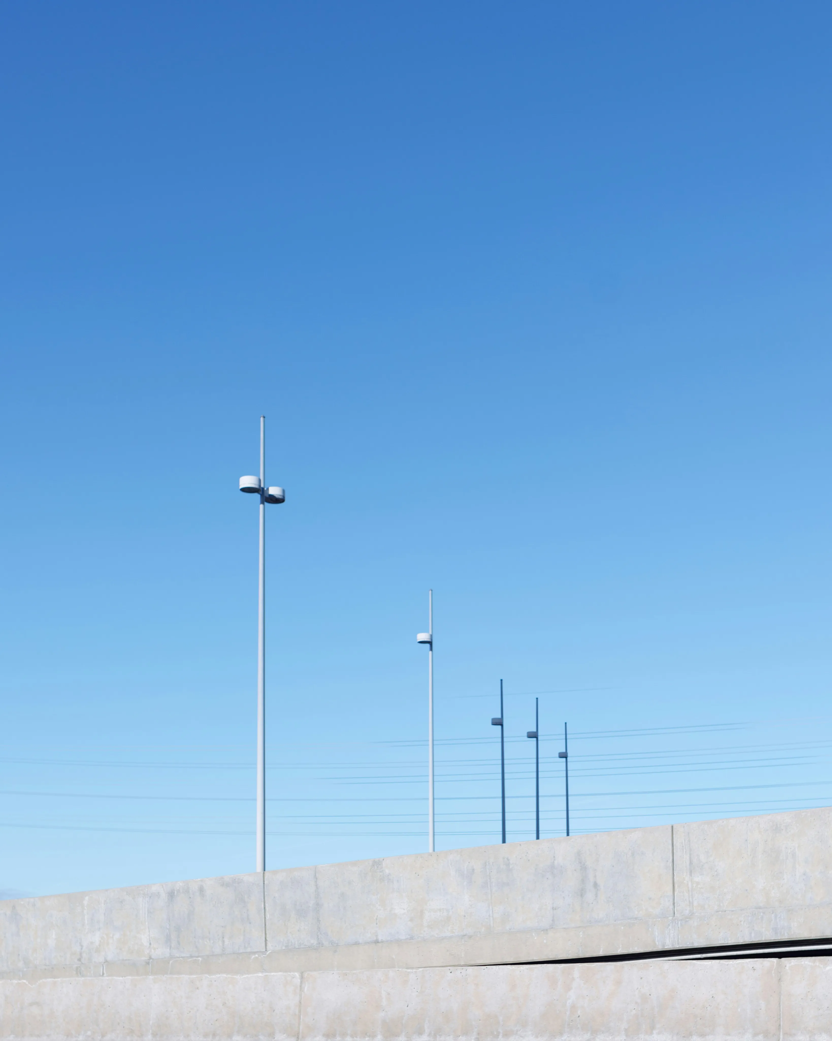 Industrial power plant with cooling towers